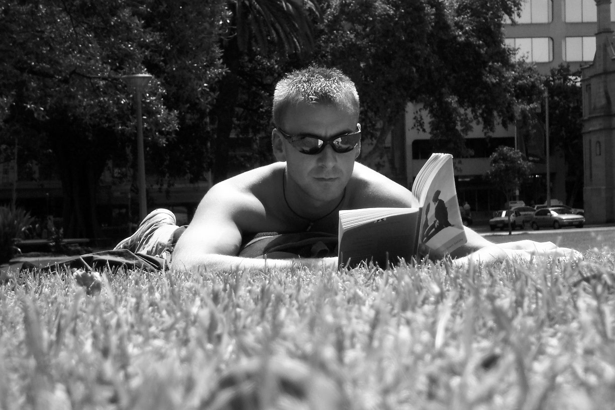 reading-in-a-park-1312435